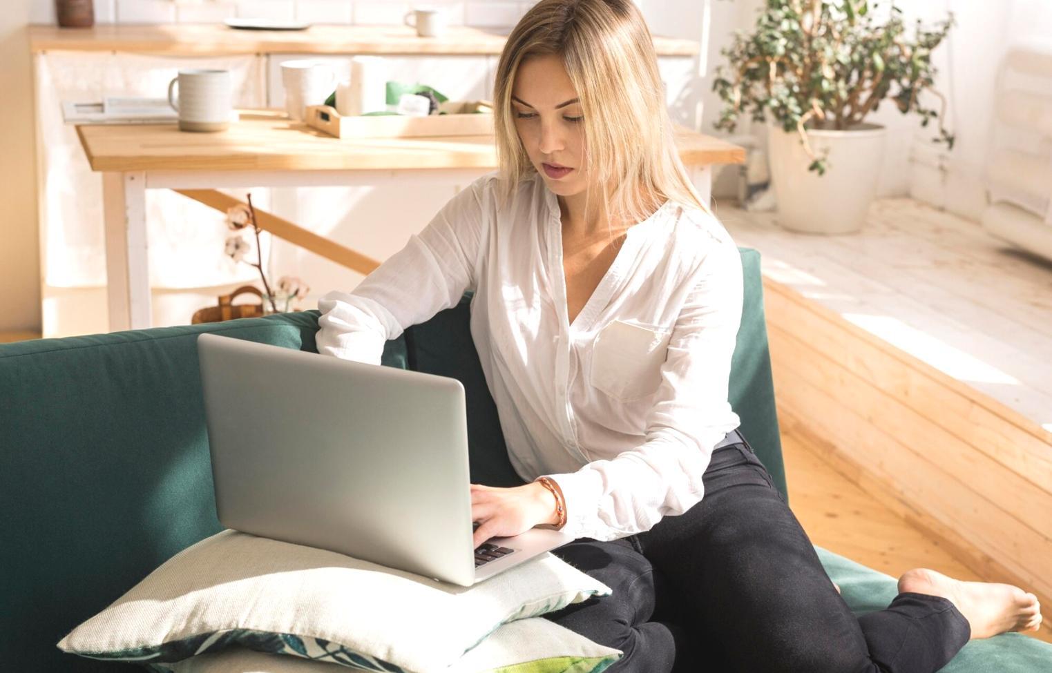 Pendekatan teknikal dengan chart dan indikator yang mudah dipahami