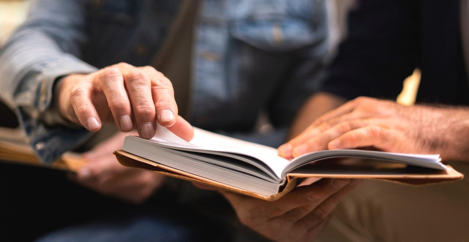 Ilustrasi proses pembelajaran investasi yang terstruktur dengan pendekatan analitis dan berbasis data